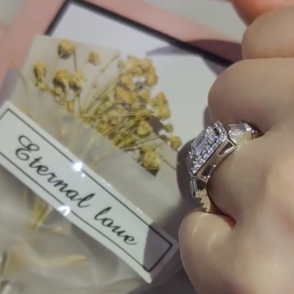 Visually Appealing Luxury Mossanite Engagement Ring - - Picture 3 of 10